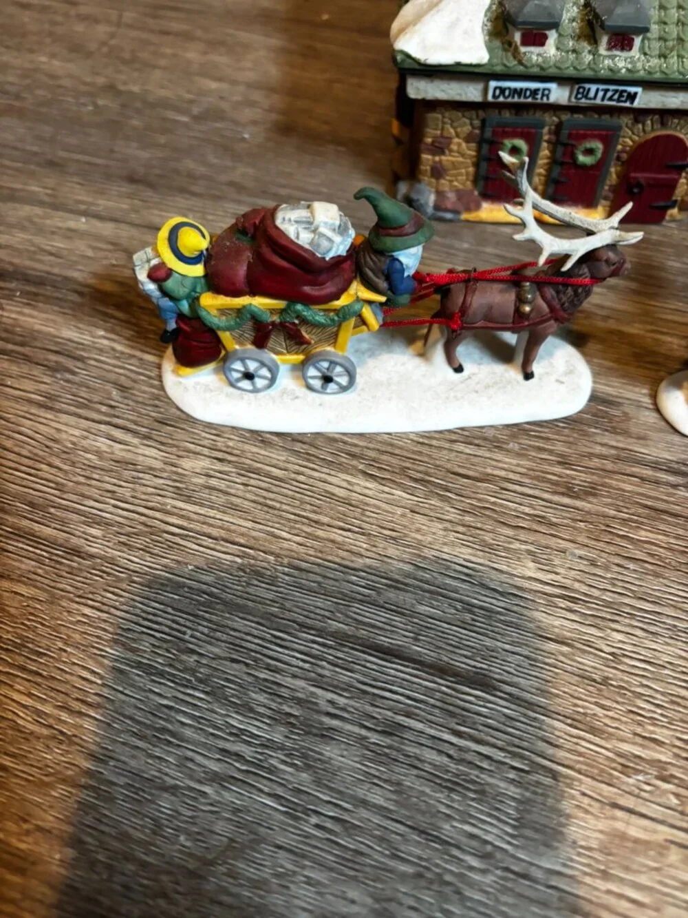 Department 56 Christmas village light up building The Reindeer Barn w/Reindeer